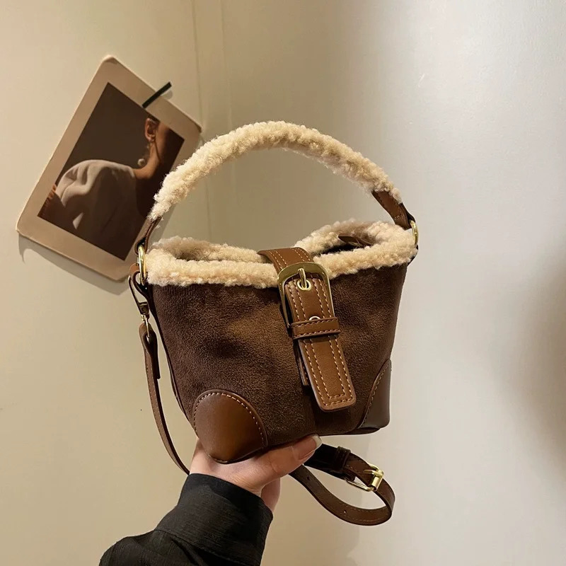 Winter Vintage Womens Bags Bucket Shoulder Handbag Autumn Versatile Lamb Wool Handbag Elegant Fashion Crossbody Bag Wholesale 251231