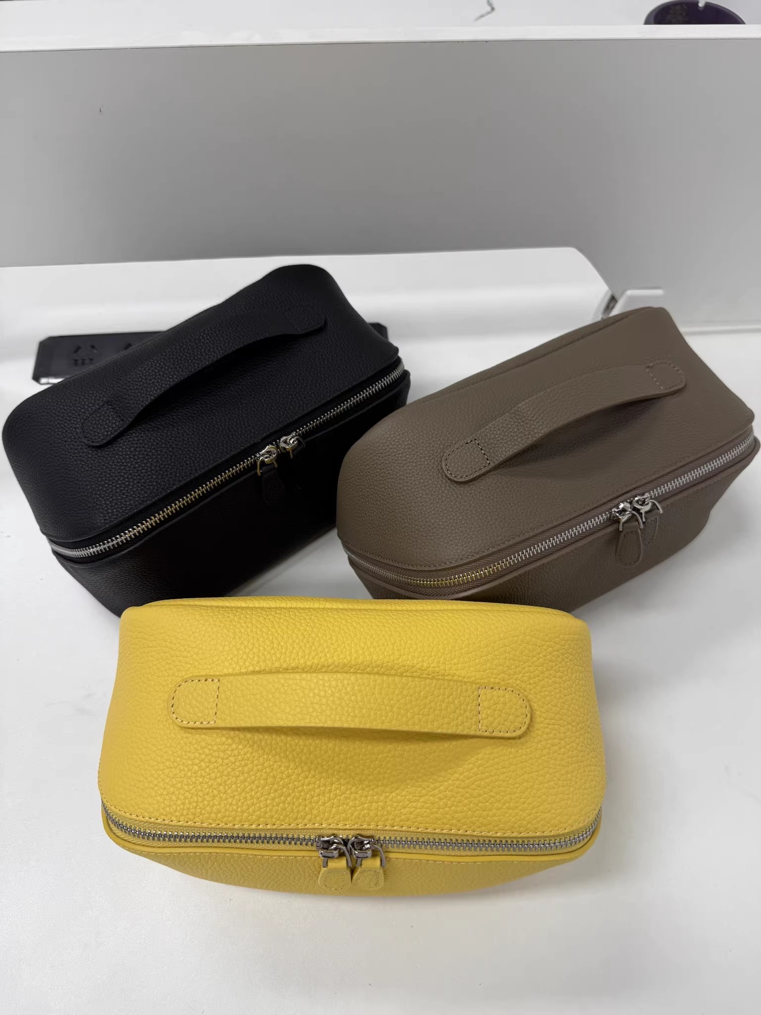 Sleek and sophisticated top-grain leather solid-color 2026 texture makeup bag genuine leather travel portable toiletry bag large-capacity storage bag