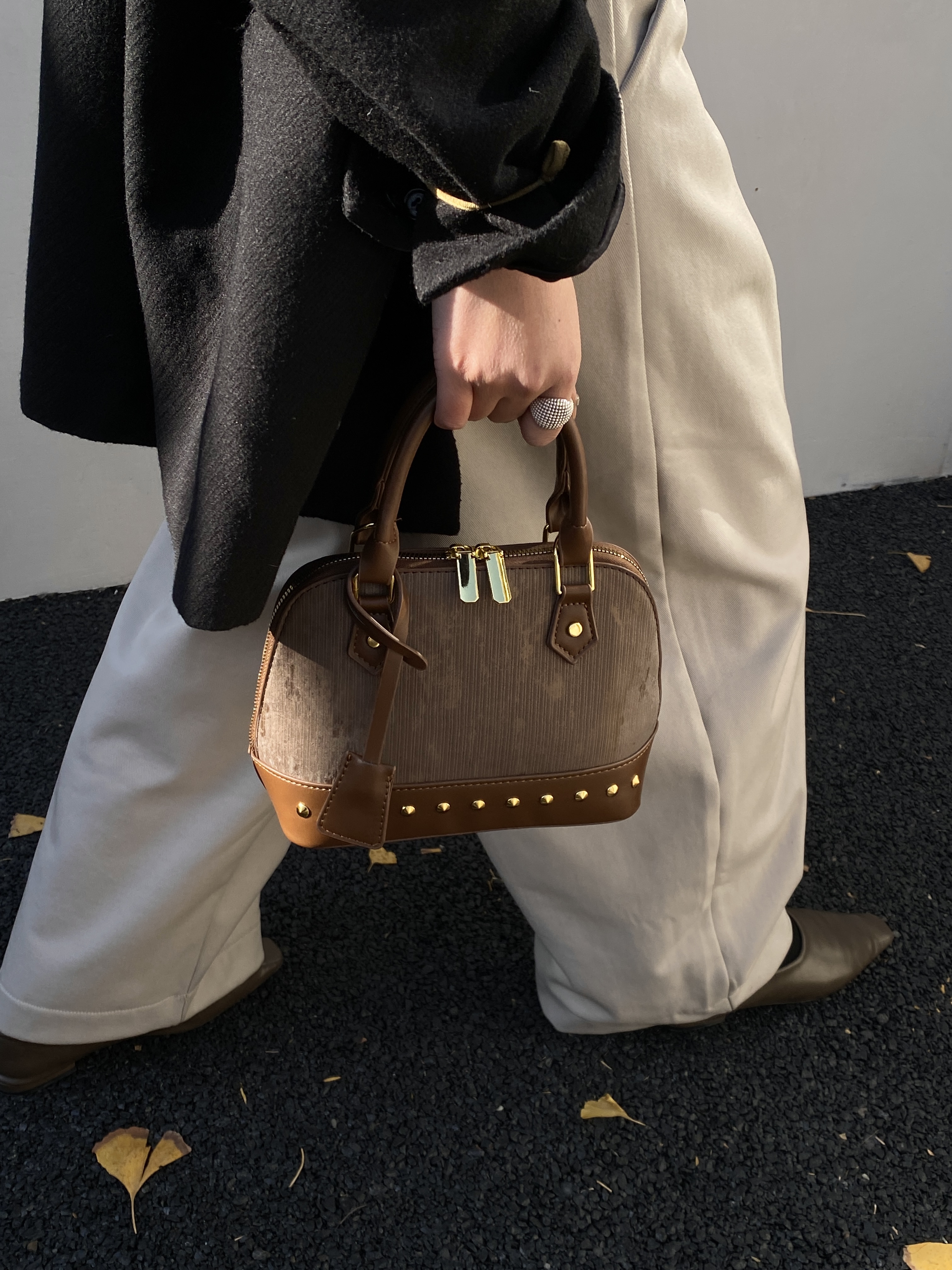 Chic Female Tote: High-Quality Material & Stylish Shoulder Carry