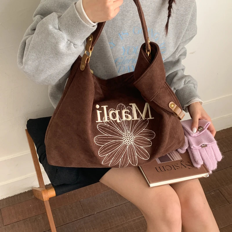 American-Style Vintage Letter Embroidered Tote Bag Large Capacity Versatile Shoulder and Crossbody Bag 1761AM 251231