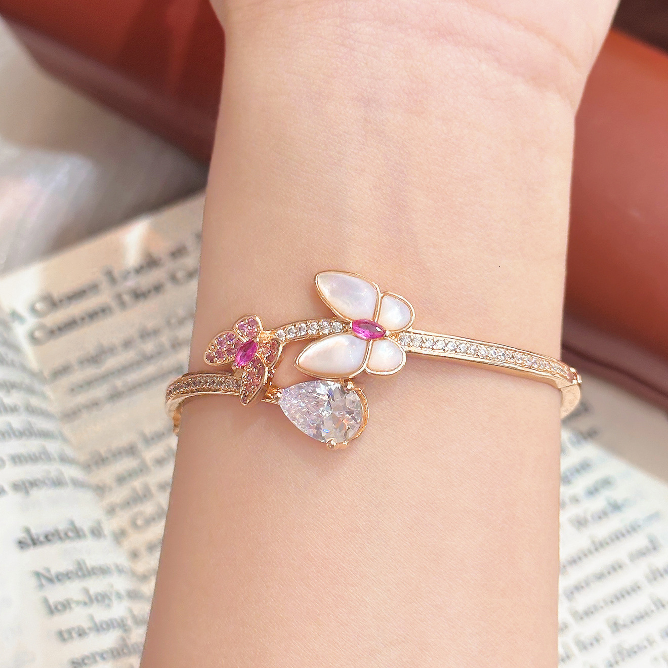 Luxury Brand Designer Jewelry French Style Light Luxury Mother-Of-Pearl Butterfly Bracelet For Women, Vintage High-End Exquisite Versatile Niche Perso