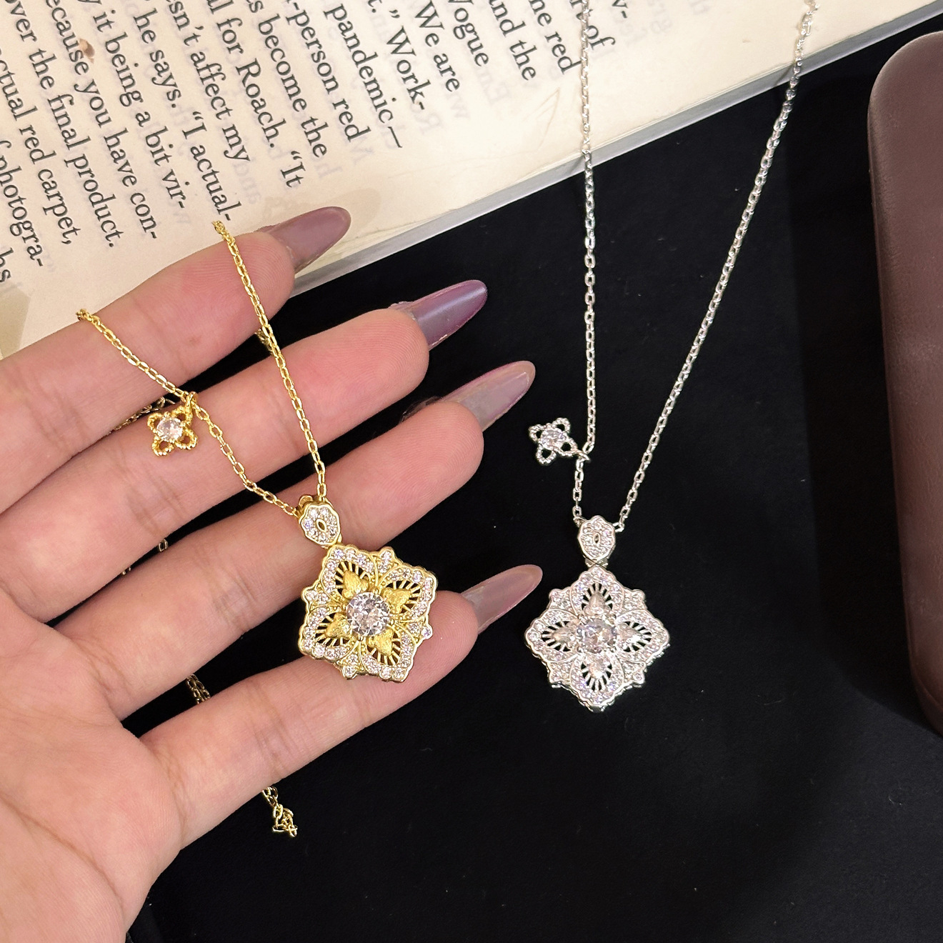 Luxury Brand Designer Jewelry French Retro Italian Brushed Hollow Double-Sided Diamond-Encrusted Four-Leaf Clover Necklace Palace Style Versatile Coll