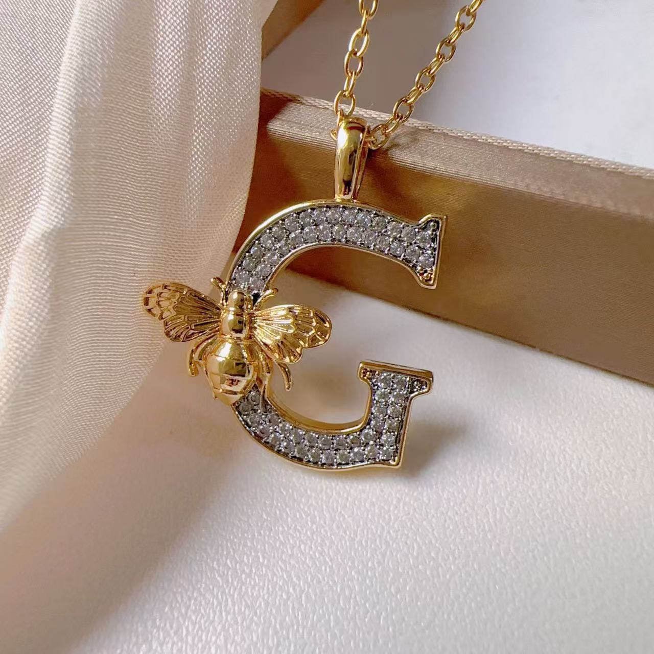 Luxury Brand Designer Jewelry Hot-Selling 26 Alphabet Necklace Accessories Fashion Versatile Bee New DIY Zircon Inlaid Copper Pendant Necklace