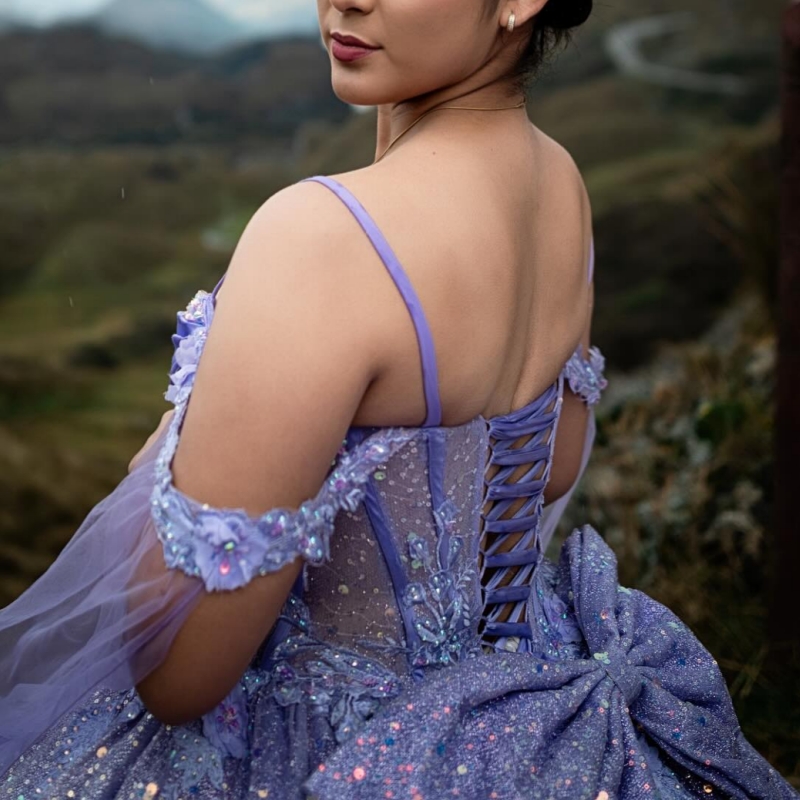 Lavender Shiny Quinceanera Dresses Off Shoulder Ball Gown Sweet 16 Dress Applique Lace Beading Crystal Bow Tull Birthday Party Vestidos 15 De Anos