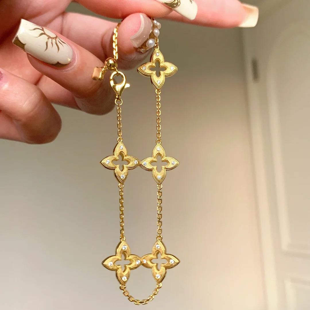 Luxury Brand Designer Jewelry Vintage Style Antique Gold Brushed Hollow Four-Leaf Clover Earrings Retro High-End Light Luxury Diamond-Studded Flower E