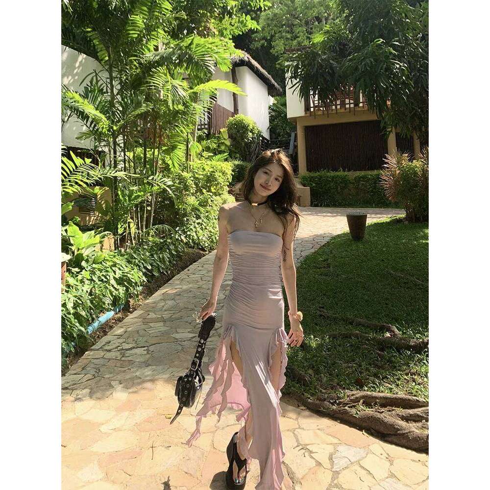 Design sense retro niche black strapless dress for women, pleated slimming and slimming, irregular mid length skirt