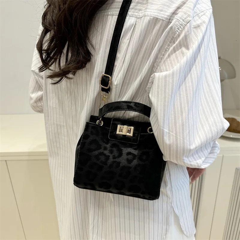 Stylish Banquet Leopard Print Crossbody Bag Vintage Chic Tote Bag Retro Buckle Handbag Underarm Shoulder Bag for Women Daily Use 251231