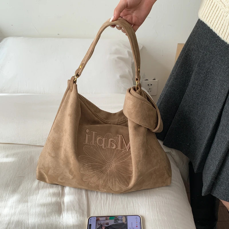 American-Style Vintage Letter Embroidered Tote Bag Large Capacity Versatile Shoulder and Crossbody Bag 1761AM 251231