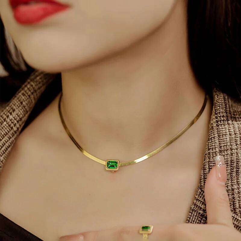 Vintage green gemstone square pendant new in design buckle necklace exquisite emerald luster snake bone chain collarbone jewelry