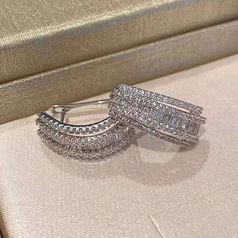 Huitan Modern Shiny Hoop Earrings Female Dazzling Gorgeous Wedding Band Jewelry Chic Charming Delicate Ear Piercing Accessories