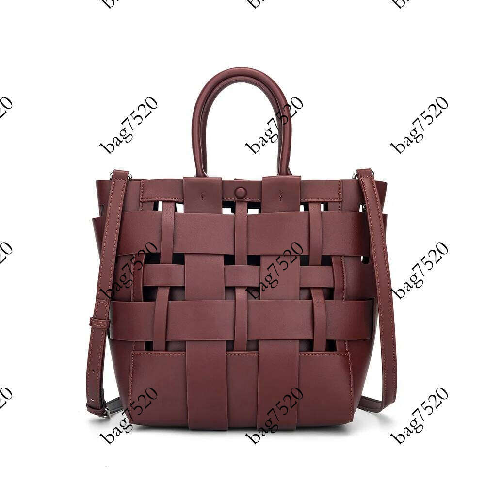 Slant shoulder water bucket design bag with hollowed out hand-held design, fashionable small tote, large capacity woven trend Pingshuo