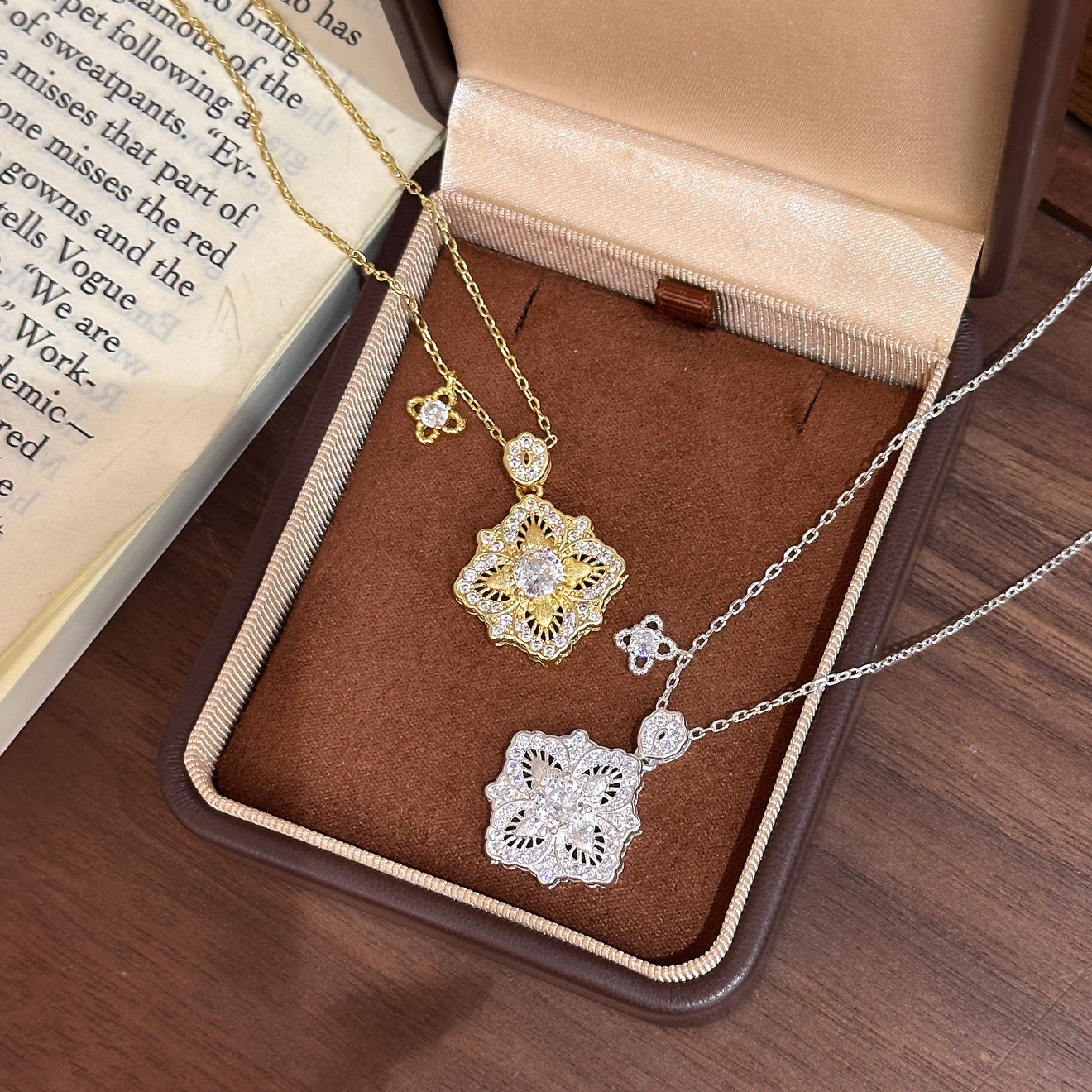 Luxury Brand Designer Jewelry French Retro Italian Brushed Hollow Double-Sided Diamond-Encrusted Four-Leaf Clover Necklace Palace Style Versatile Coll