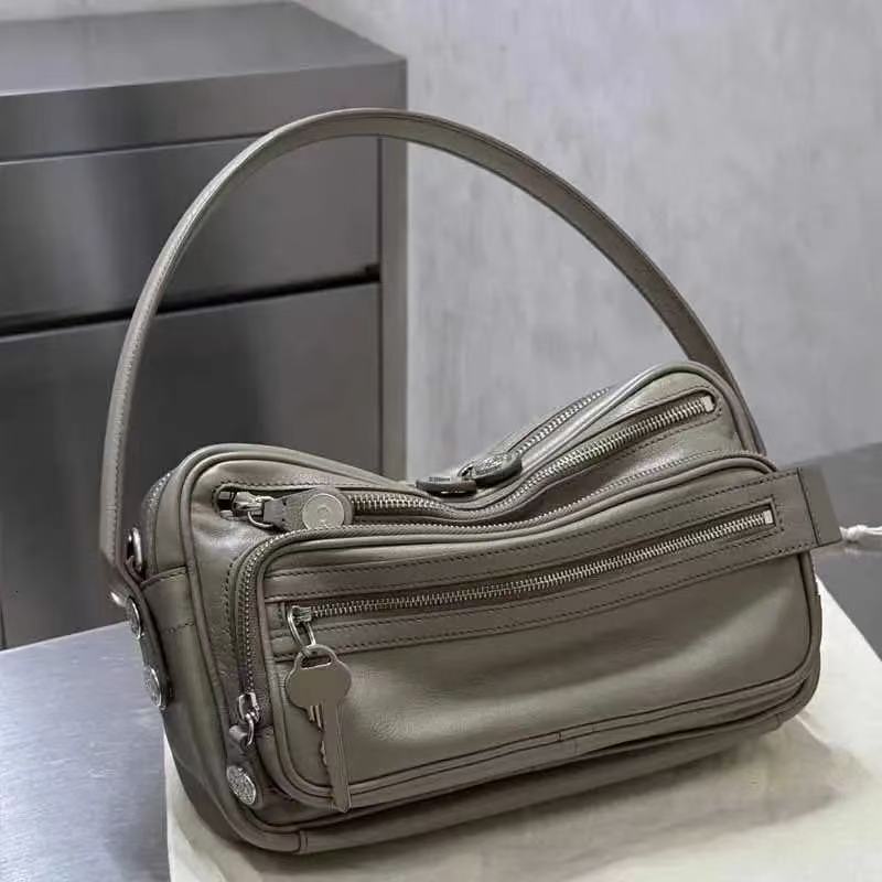 High-end genuine leather single-shoulder bag, unisex, with zipper lock, travel multi-compartment, motorcycle tote bag, keychain bag, crossbody bag, un