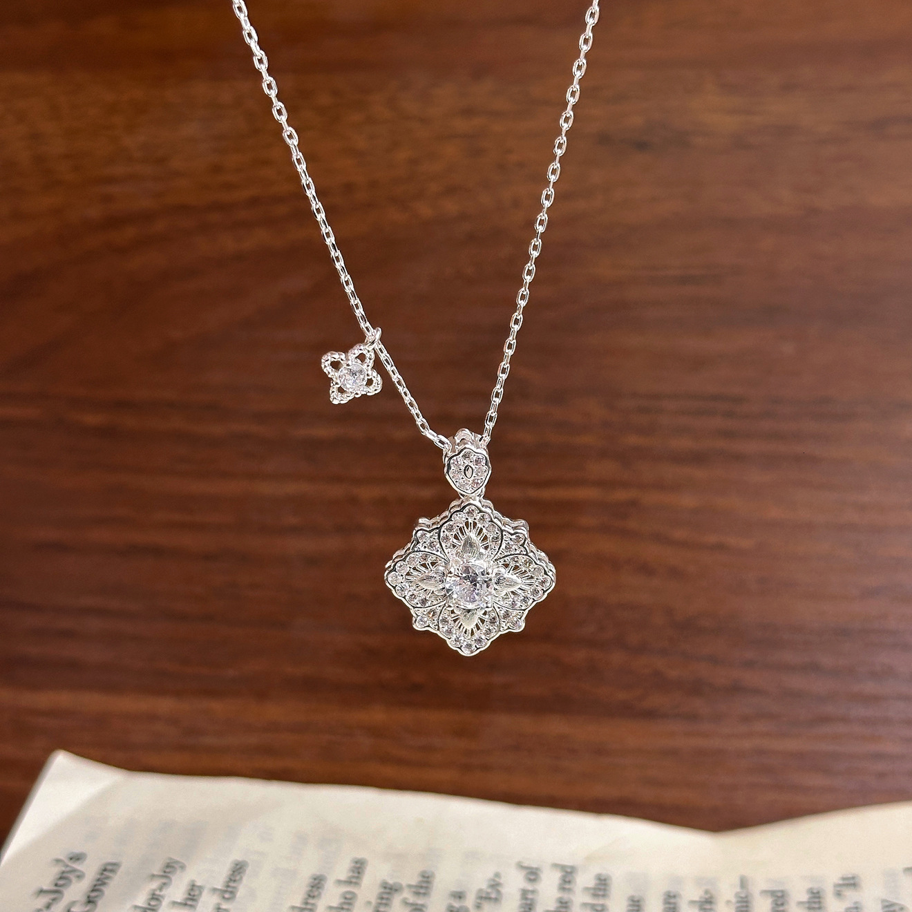 Luxury Brand Designer Jewelry French Retro Italian Brushed Hollow Double-Sided Diamond-Encrusted Four-Leaf Clover Necklace Palace Style Versatile Coll