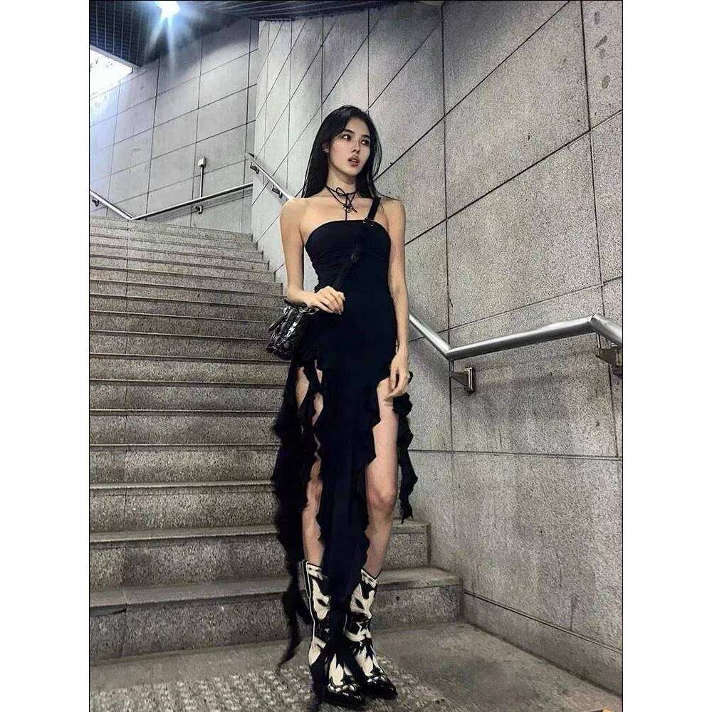 Design sense retro niche black strapless dress for women, pleated slimming and slimming, irregular mid length skirt