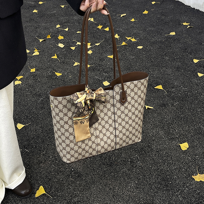 Trendsetting Womens Crossbody Satchel Crafted from High-Quality Fabrics