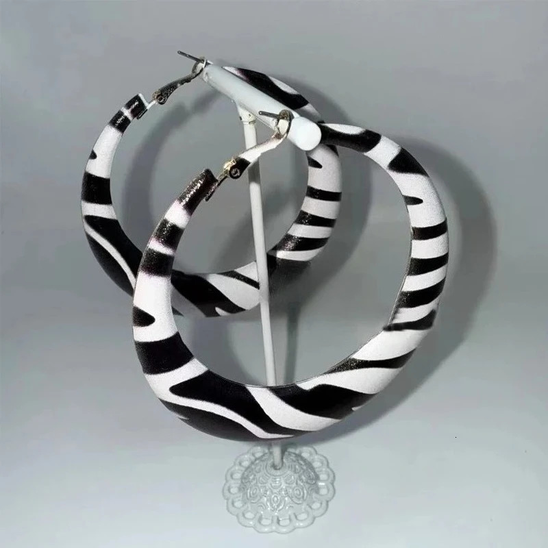 Gothic Earrings Zebra Striped Geometric Earrings for Women Fashion Cool Punk Sexy Earrings Charm Vintage Accessories 2025 251230