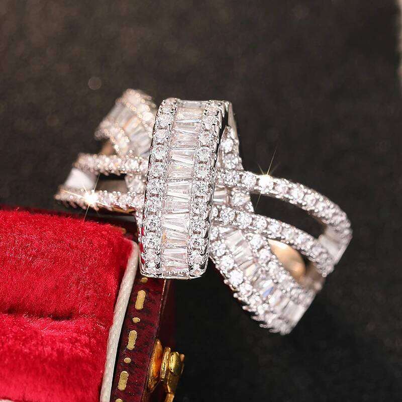 Huitan Silver Color Bright Zirconia Rings Women Fashion Party Accessories Gorgeous Trendy Finger Jewelry for Engagement