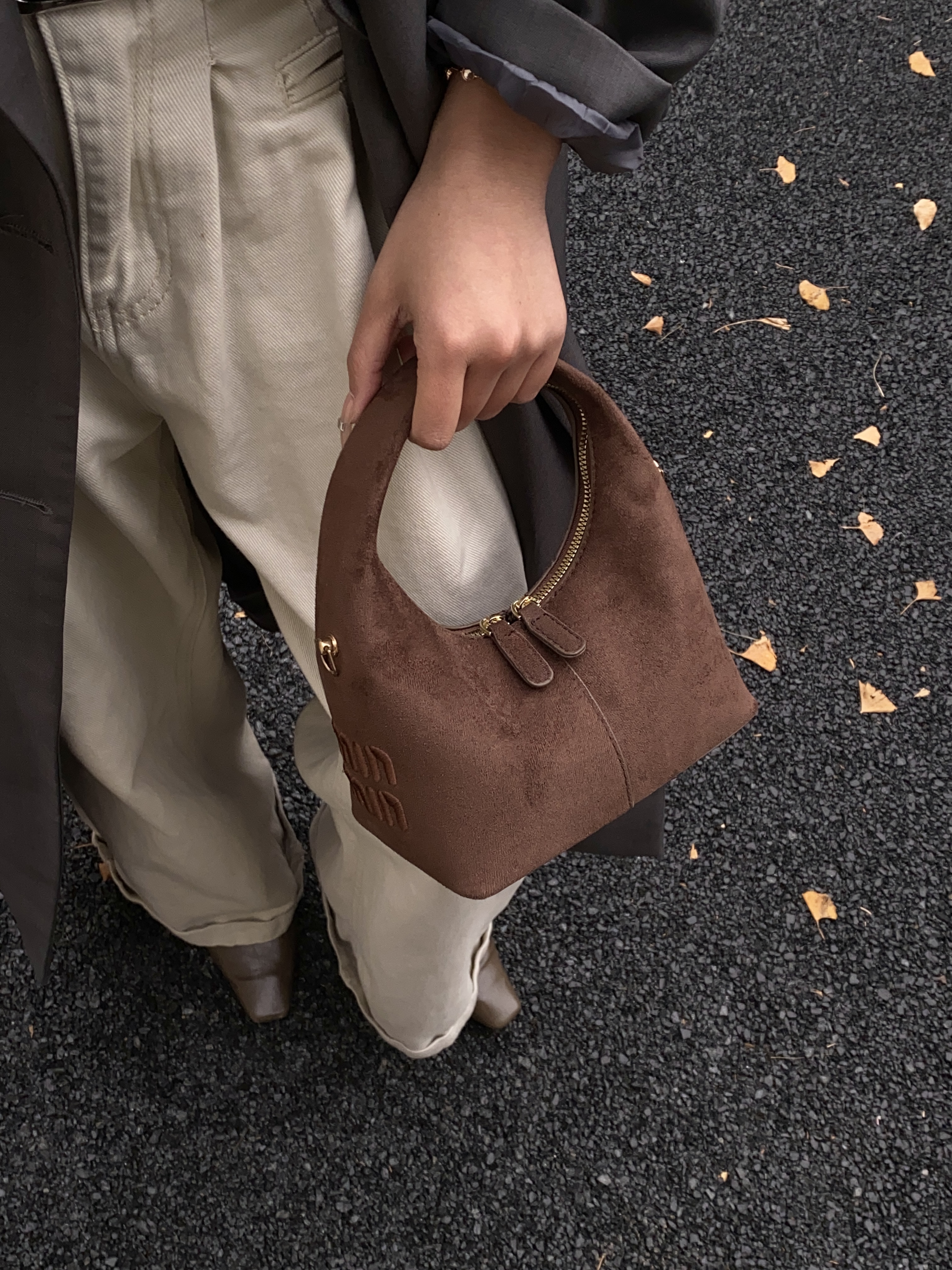 Stylish Ladys Shoulderpurse Featuring Robust Construction