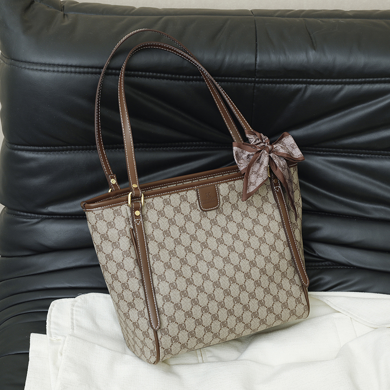 Chic Ladies' Shoulder Purse Designed Using Durable Fabric