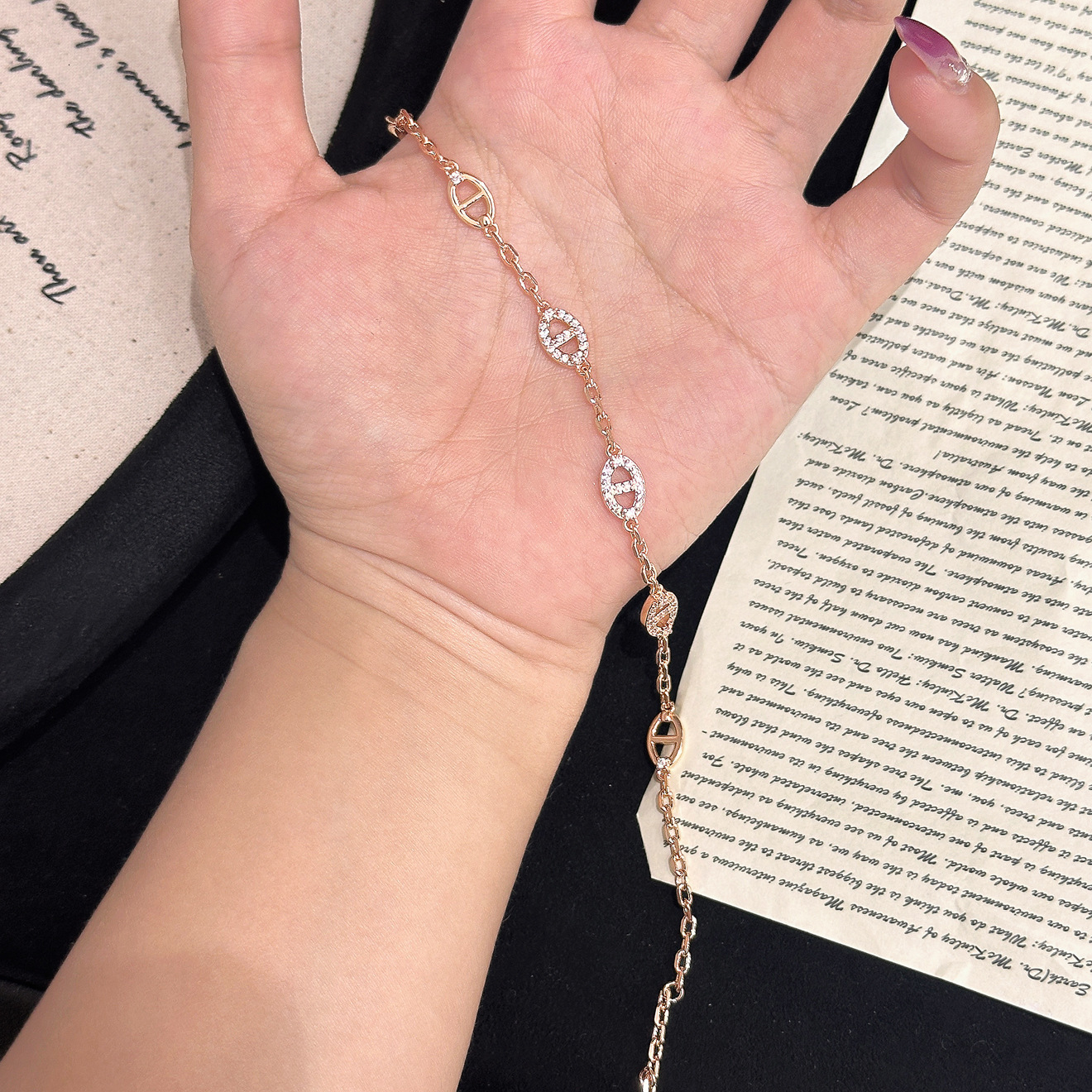 Luxury Brand Designer Jewelry Tiktok Hot-Selling High-Quality Full Diamond Pig Nose Bracelet For Women, Versatile Fashionable Simple Luxury High-End B