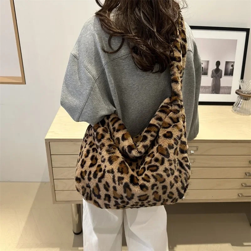 Fashion Women Retro Leopard Print Bag Soft Plush Shoulder Bags Female Large Capacity Travel Bag Winter Warm Fluffy Totes 251231