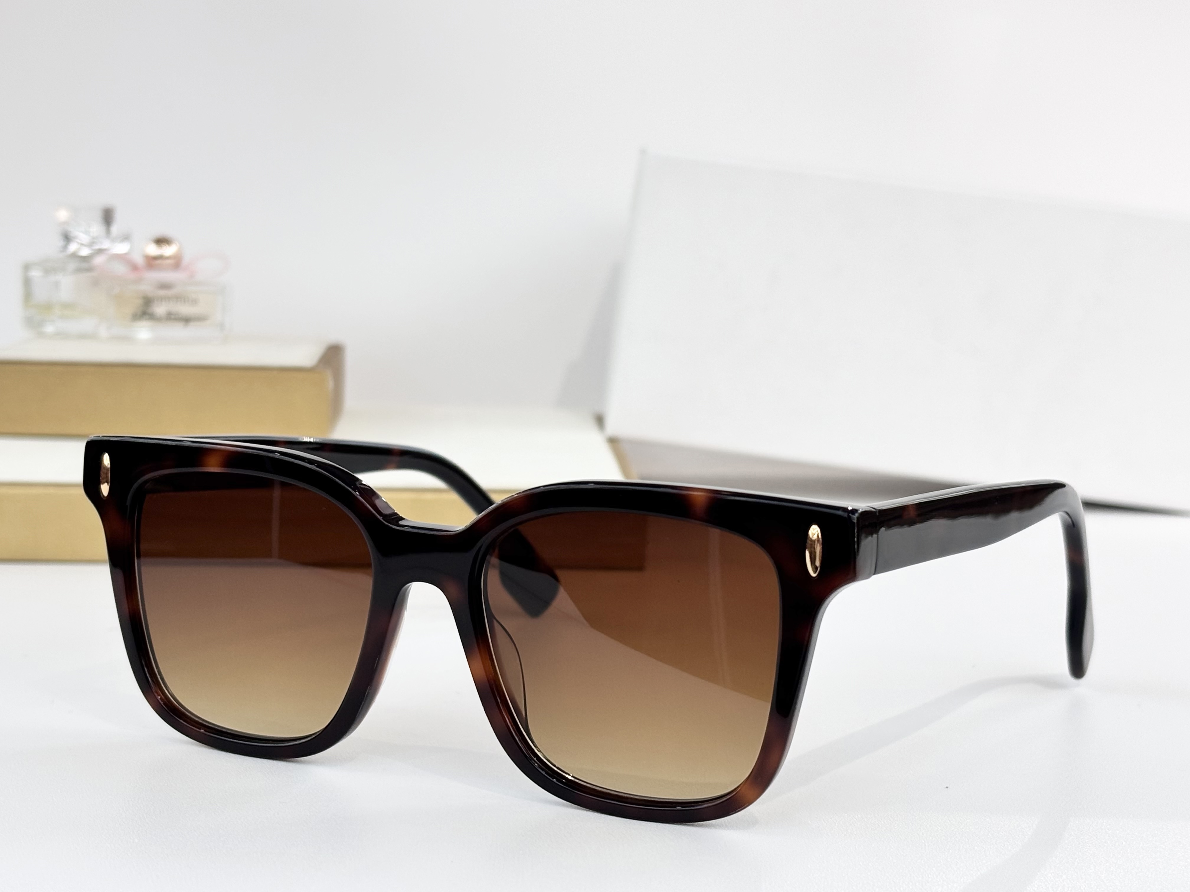 Sunglasses For Men Women Fashion 7203 Summer Designer Stylish High Street Catwalk Style Anti-Ultraviolet UV400 Square Acetate Full Frame Glasses Random Box