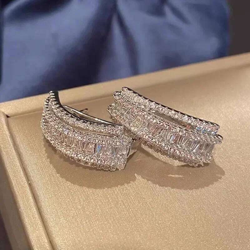 Huitan Modern Shiny Hoop Earrings Female Dazzling Gorgeous Wedding Band Jewelry Chic Charming Delicate Ear Piercing Accessories