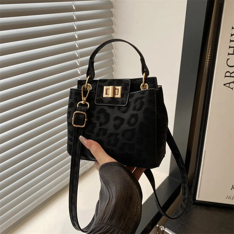Chic Banquet Leopard Print Crossbody Bag Stylish Women Tote Bag Retro Buckle Handbag Underarm Shoulder Bag for Women Daily Use 251231