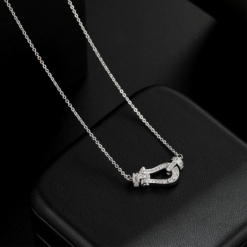 Luxury Brand Designer Jewelry Luxurious Full Diamond Horseshoe Buckle Titanium Steel Necklace For Women Versatile Commuting Niche Light Luxury High-En