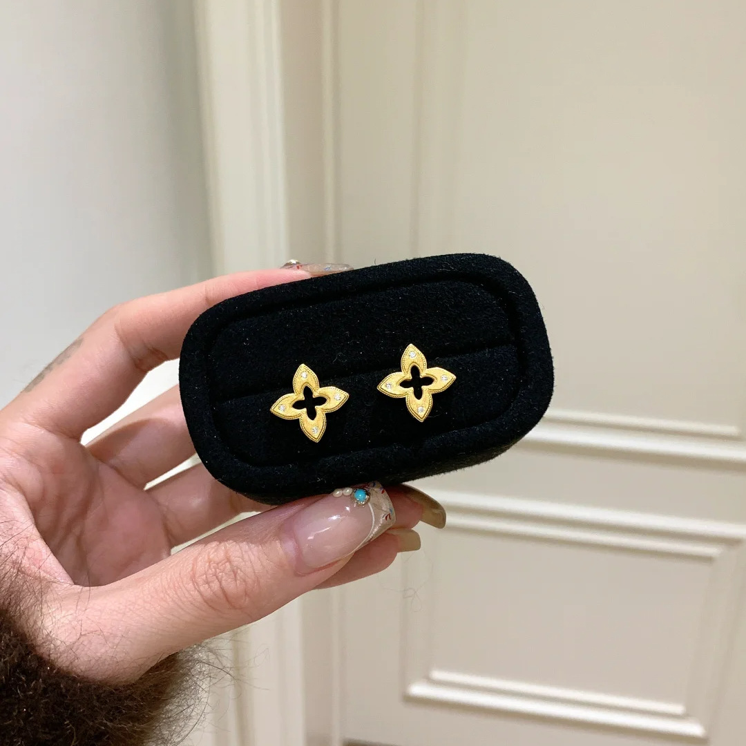 Luxury Brand Designer Jewelry Vintage Style Antique Gold Brushed Hollow Four-Leaf Clover Earrings Retro High-End Light Luxury Diamond-Studded Flower E