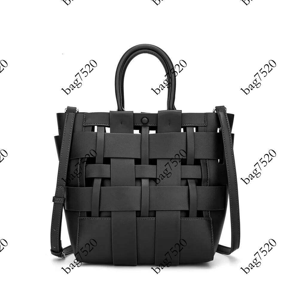 Slant shoulder water bucket design bag with hollowed out hand-held design, fashionable small tote, large capacity woven trend Pingshuo