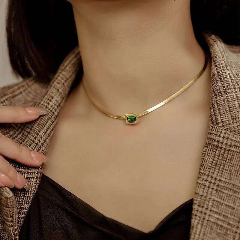 Vintage green gemstone square pendant new in design buckle necklace exquisite emerald luster snake bone chain collarbone jewelry