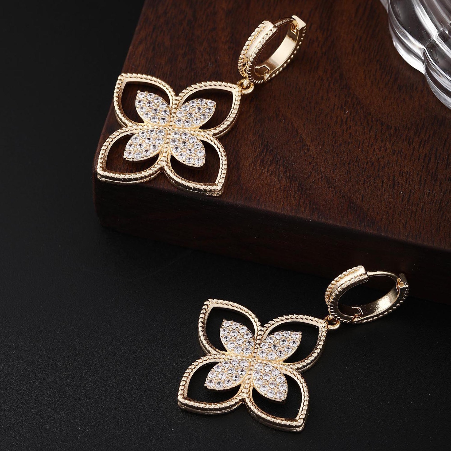Luxury Brand Designer Jewelry Full Diamond Rhombus Hollow Four-Leaf Flower Earrings European And American Light Luxury Niche Fashion High-End Simple V
