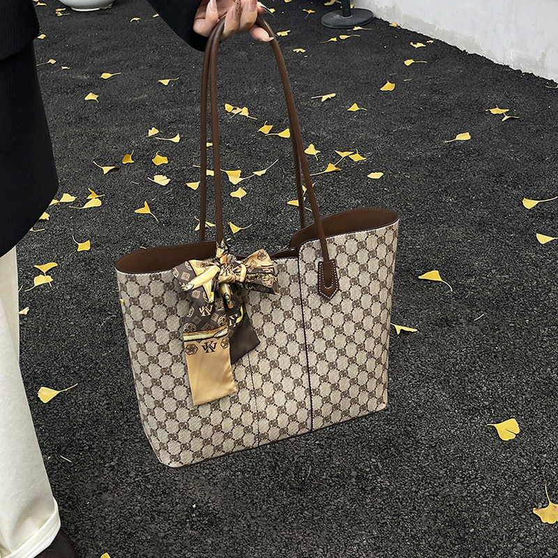 Trendsetting Womens Crossbody Satchel Crafted from High-Quality Fabrics