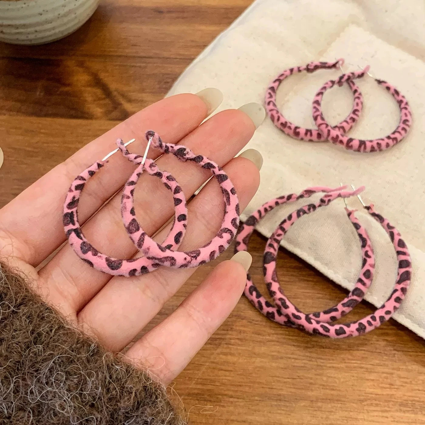 Trendy Y2K Charms Pink Plush Leopard Hoop Earrings For Women Korean Fashion Aesthetic Harajuku Sexy Accessories Jewelry Gift 251230