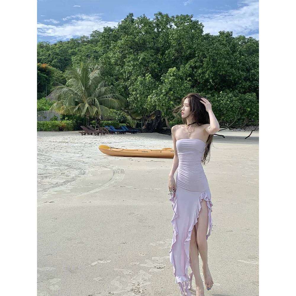 Design sense retro niche black strapless dress for women, pleated slimming and slimming, irregular mid length skirt