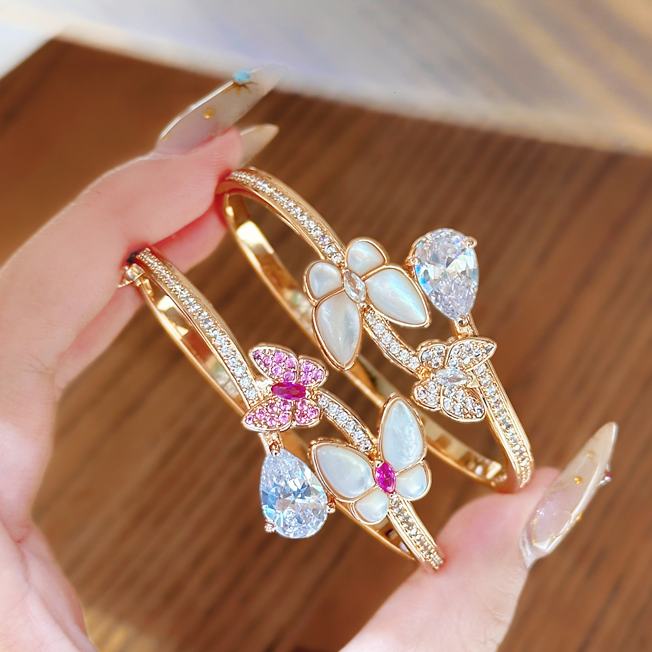 Luxury Brand Designer Jewelry French Style Light Luxury Mother-Of-Pearl Butterfly Bracelet For Women, Vintage High-End Exquisite Versatile Niche Perso