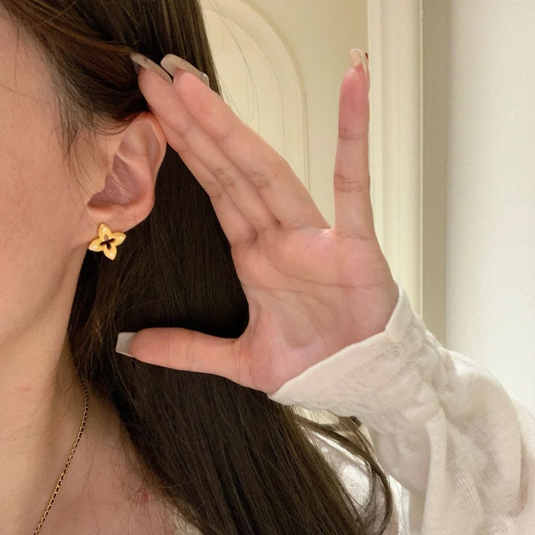 Luxury Brand Designer Jewelry Vintage Style Antique Gold Brushed Hollow Four-Leaf Clover Earrings Retro High-End Light Luxury Diamond-Studded Flower E