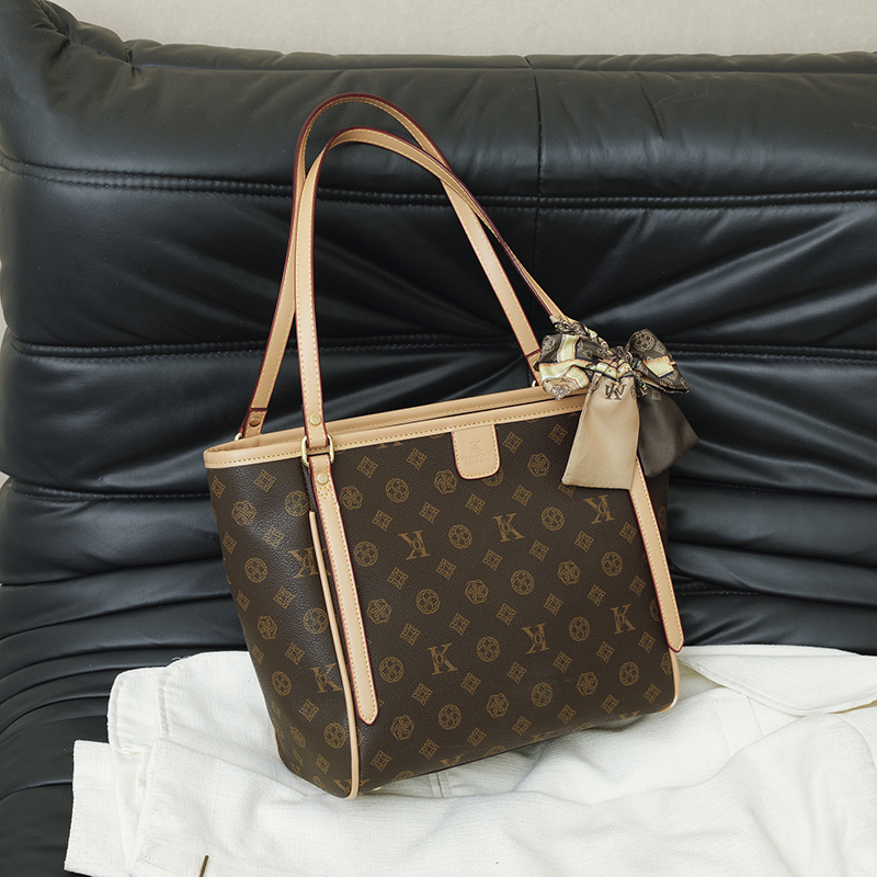 Chic Ladies' Shoulder Purse Designed Using Durable Fabric