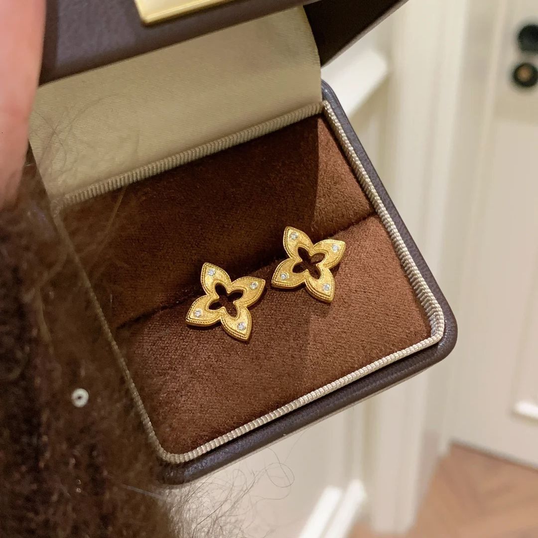 Luxury Brand Designer Jewelry Vintage Style Antique Gold Brushed Hollow Four-Leaf Clover Earrings Retro High-End Light Luxury Diamond-Studded Flower E