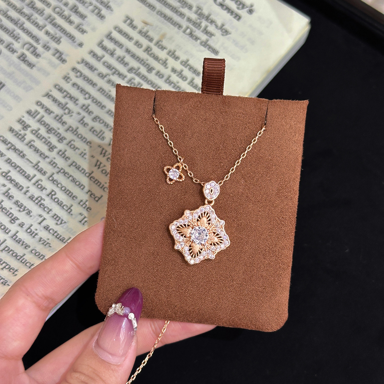 Luxury Brand Designer Jewelry French Retro Italian Brushed Hollow Double-Sided Diamond-Encrusted Four-Leaf Clover Necklace Palace Style Versatile Coll