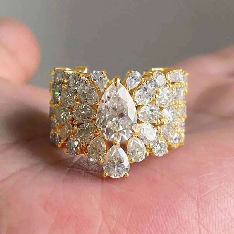 Huitan Gorgeous Women Wedding with Waterdrop Cubic Zirconia Modern Fashion Design Female Engagement Rings Trendy Jewelry