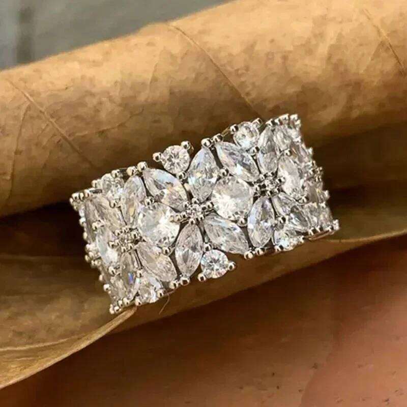 Huitan Delicate Bright Finger Rings Female Attractive Sparkling Cubic Zirconia Accessories Graceful Temperament Wedding Jewelry