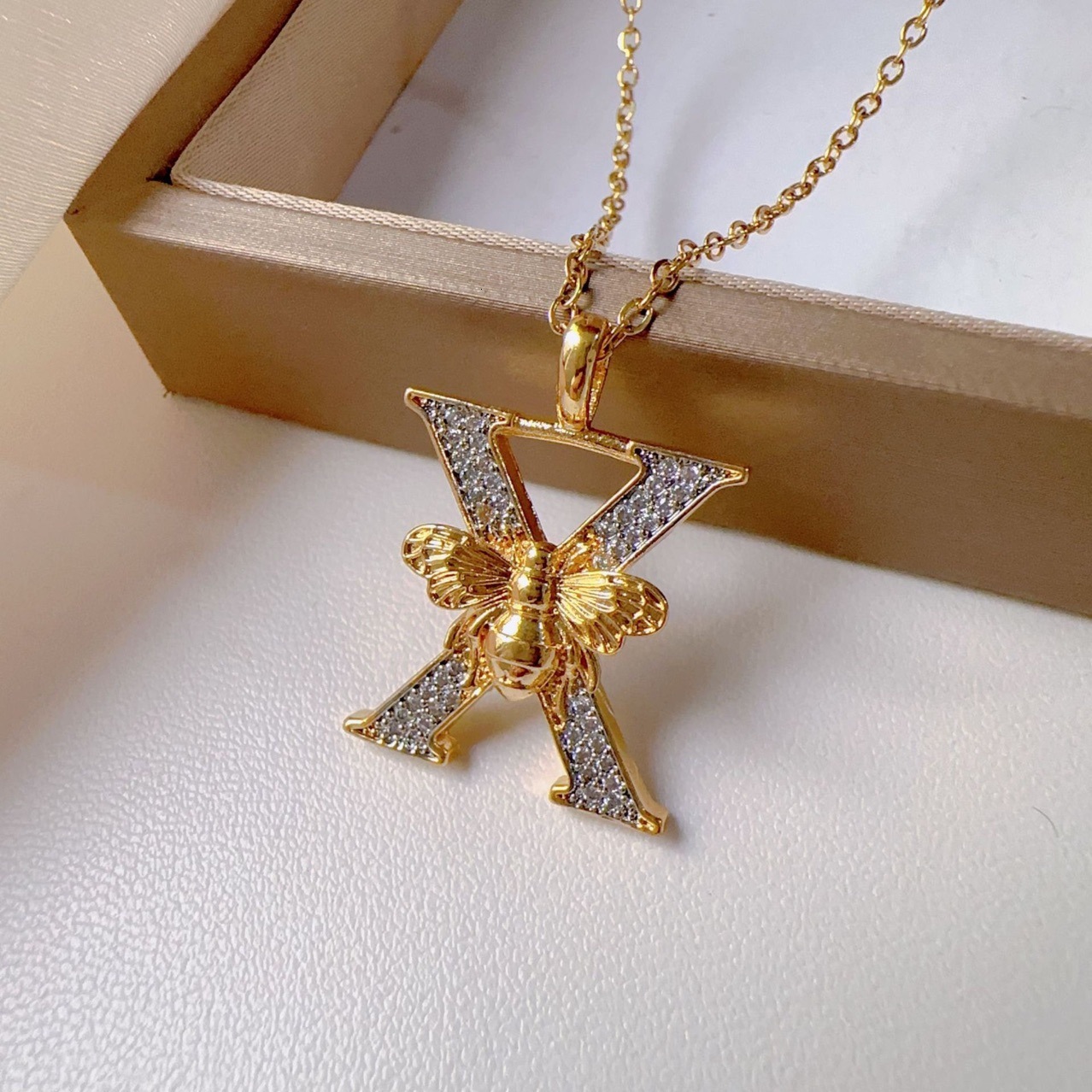 Luxury Brand Designer Jewelry Hot-Selling 26 Alphabet Necklace Accessories Fashion Versatile Bee New DIY Zircon Inlaid Copper Pendant Necklace