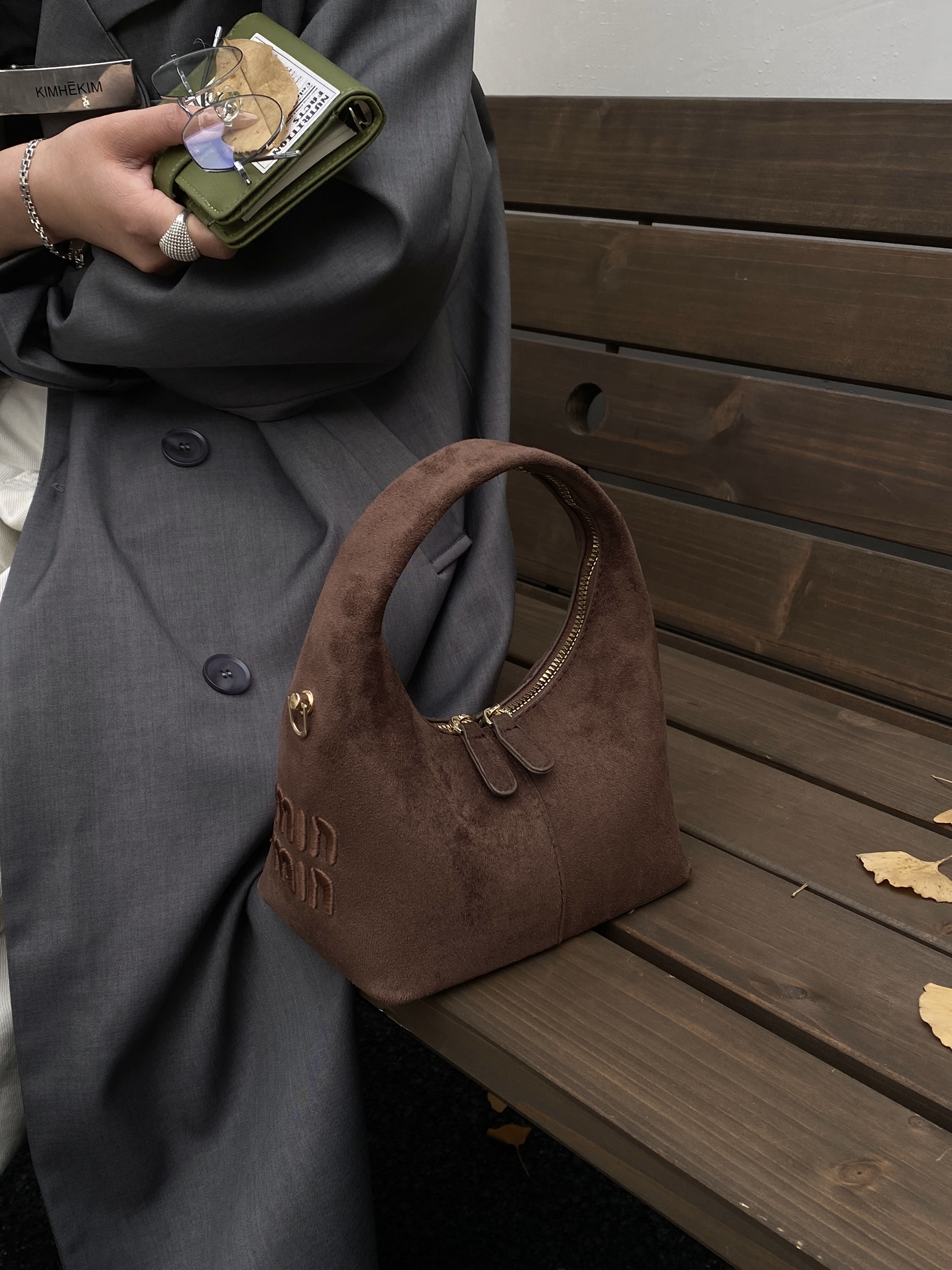 Stylish Ladys Shoulderpurse Featuring Robust Construction