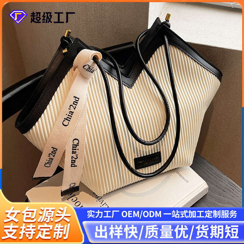 2025 New Vertical Striped Women's French Casual Korean Commuter Fashion Shoulder Large Heart-shaped Tote Bag