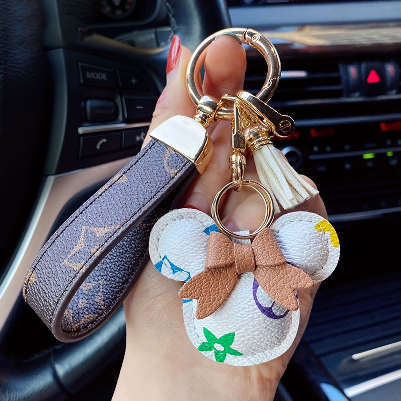 2025 new High-end leather car keychain for women ins popular cute key chain pendant ring birthday and holiday gift for best friends