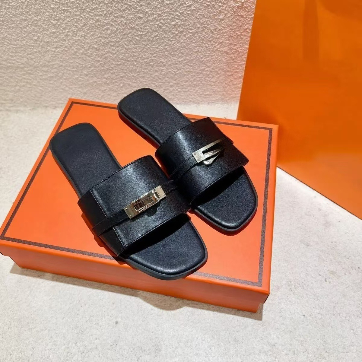 Designer Sandals Women's Sandals Slippers Women's Summer Shoes Outdoor Beach Slippers Classic Light Luxury Buckle Fashion Casual Women's Slippers 10A