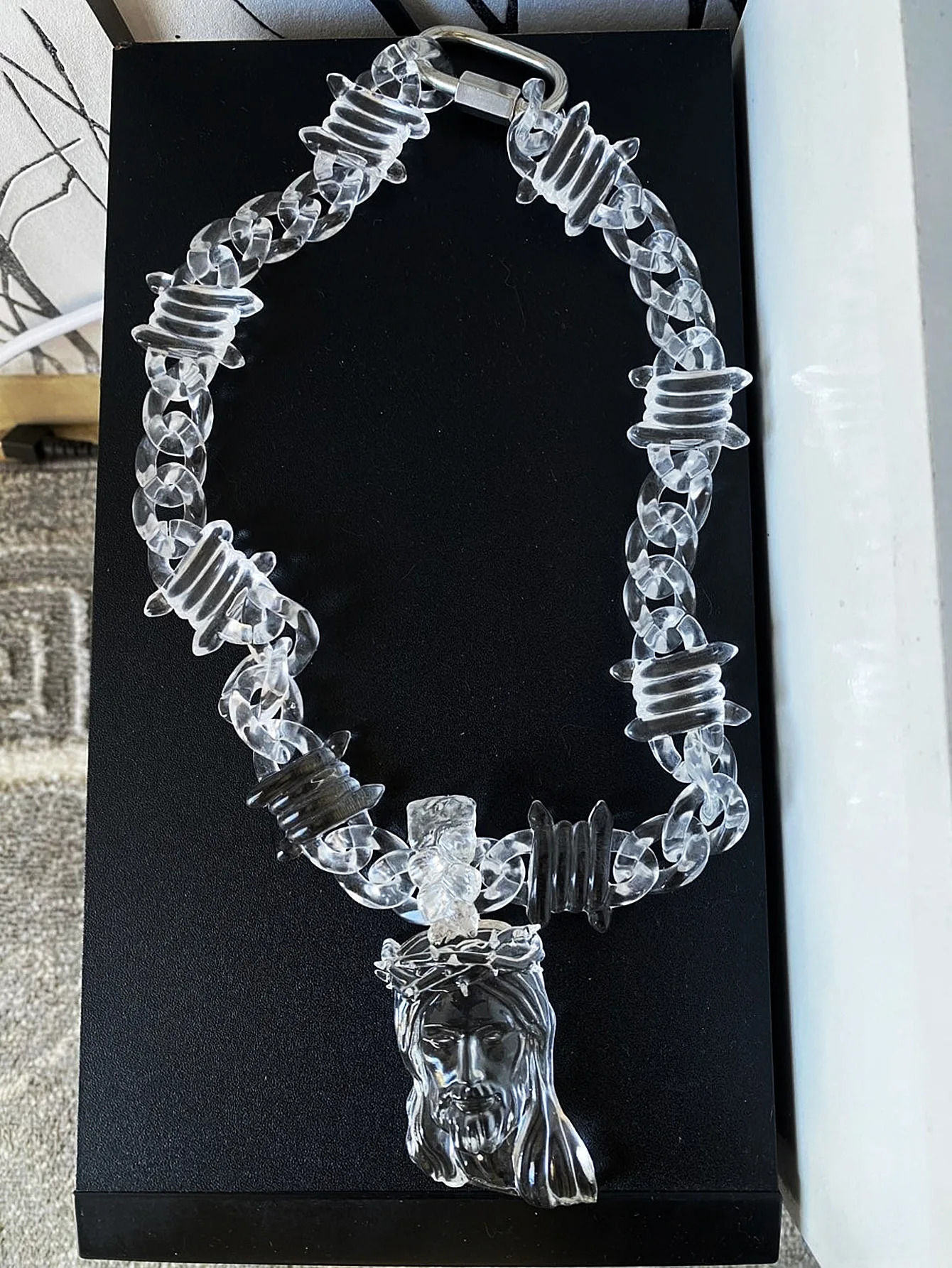 Trendy Transparent Clear Acrylic Big Juese Pendant Necklace for Men Hiphop Brambles Wire Jesus Christ Necklaces Male Jewelry 251230